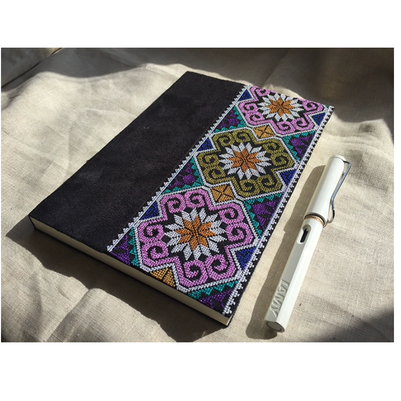 Cuaderno negro artesanal con solapas bordadas - arte nasu