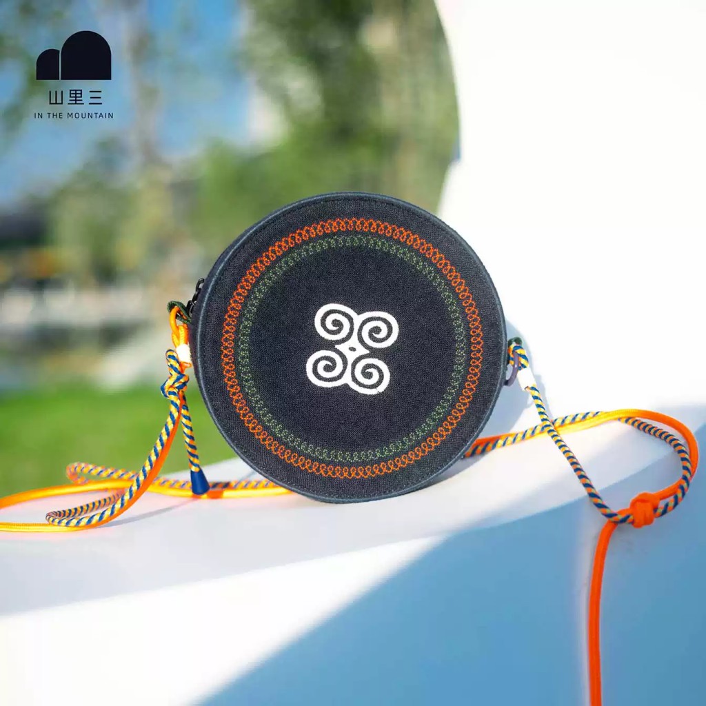Bolso redondo bordado con diseño Yi – IN THE MOUNTAIN