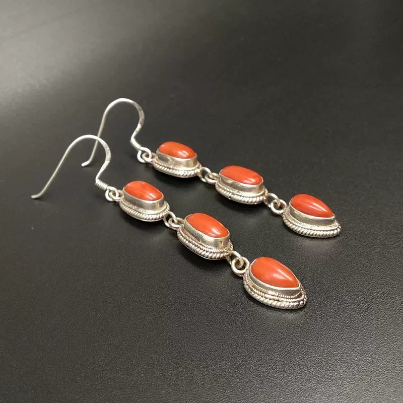 Pendientes tibetanos largos con piedras rojas - aleación bañada en plata
