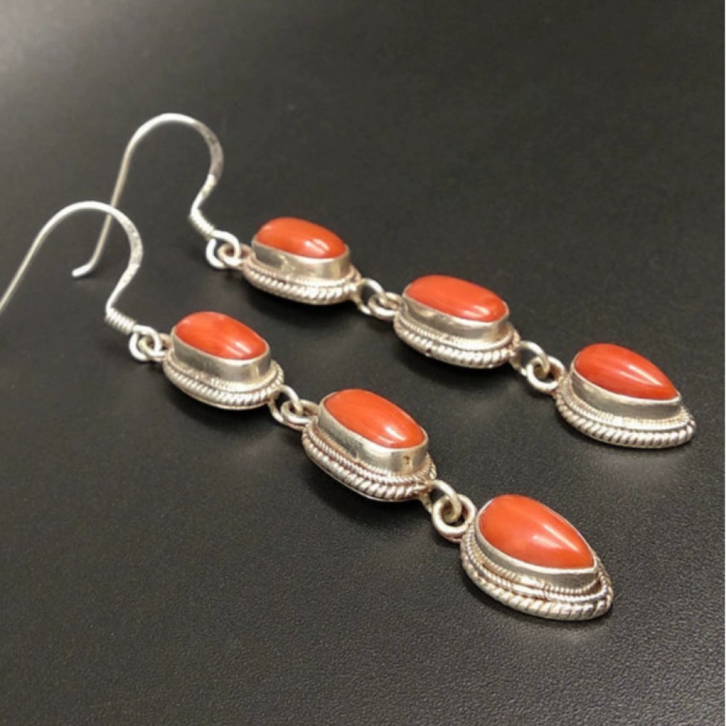 Pendientes tibetanos largos con piedras rojas aleación bañada en plata