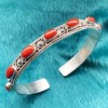 Pulsera tibetana abierta con piedras rojas y azules con relieve floral roja