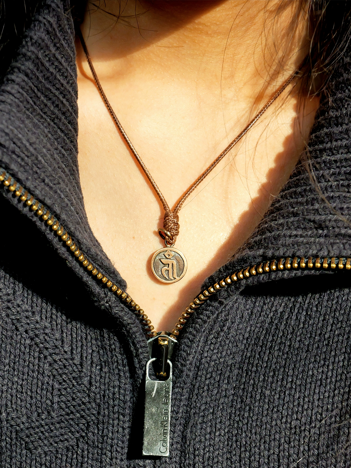 Colgante tibetano de bronce con sílaba Da de Tara Verde Khyenle