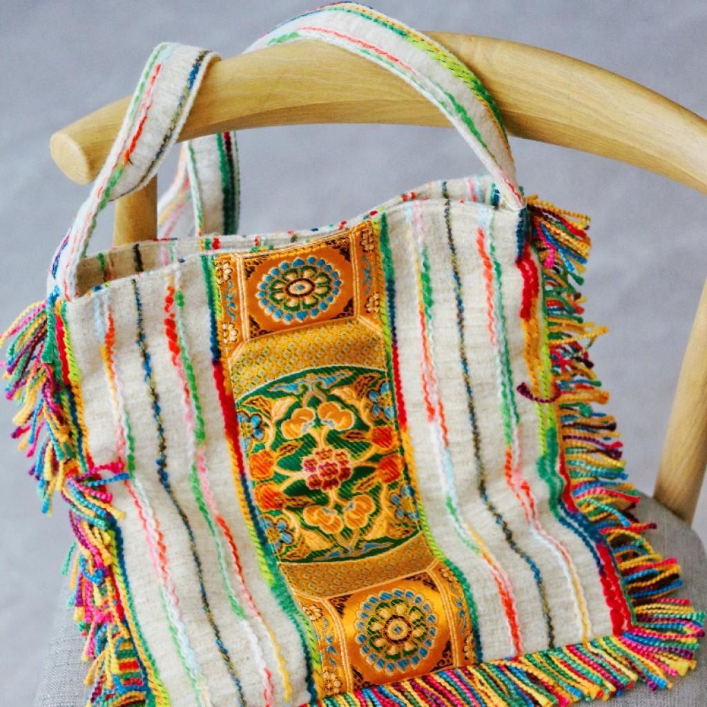 Bolso tibetano con flecos de rayas multicolor – estilo étnico de Jiuzhaigou Bolso tibetano con flecos de rayas multicolor – estilo étnico de Jiuzhaigou