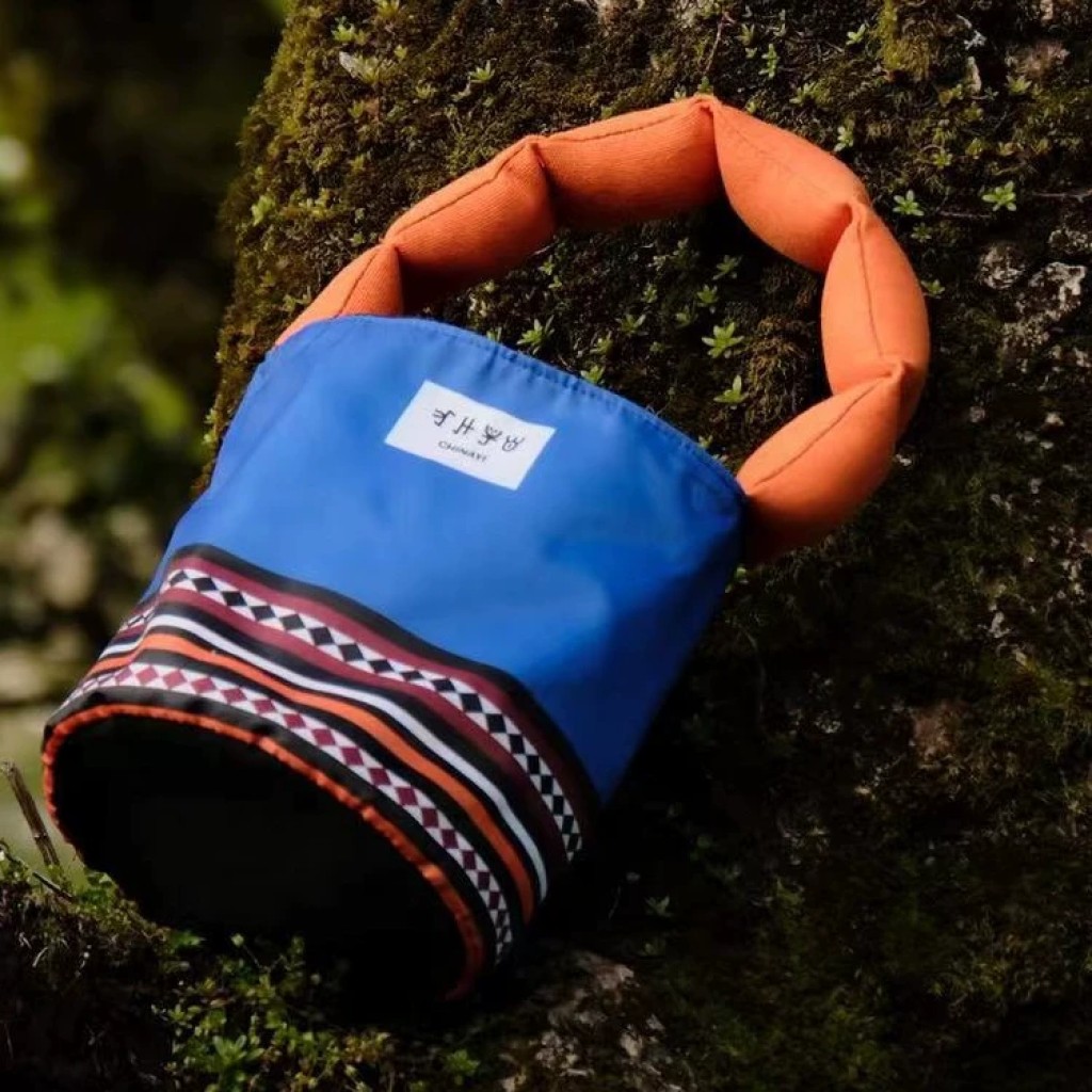 Bolso tipo cubo diseño Ma Chiwen CHINAYI Yunnan Plaza
