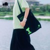 Tote bag negra impermeable inspirada en los Yi – IN THE MOUNTAINS