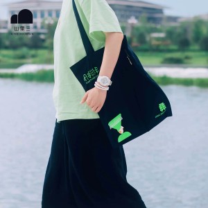 Tote bag negra impermeable inspirada en los Yi – IN THE MOUNTAINS