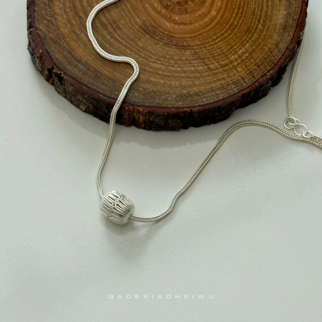 Colgante de plata artesanal con diseño minimalista nuosu Yunnan Plaza