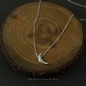 Colgante de plata luna hecho a mano - plata nuosu