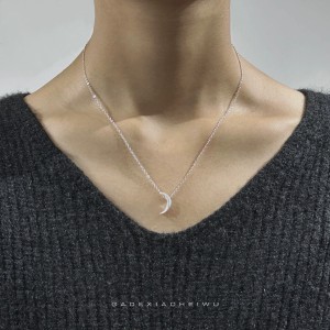 Colgante de plata luna hecho a mano plata nuosu