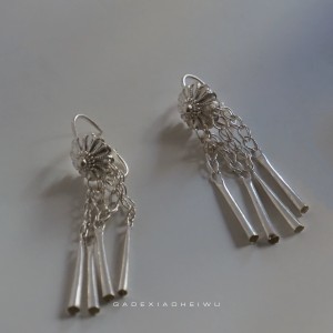 Pendientes de plata largos artesanales con flecos nuosu