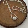 Colgante de plata artesanal con diseño minimalista nuosu