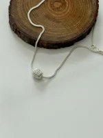 Colgante de plata artesanal con diseño minimalista nuosu Yunnan Plaza