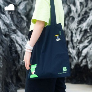 Tote bag negra impermeable inspirada en los Yi – IN THE MOUNTAINS