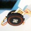 Bolso redondo bordado con diseño Yi IN THE MOUNTAIN