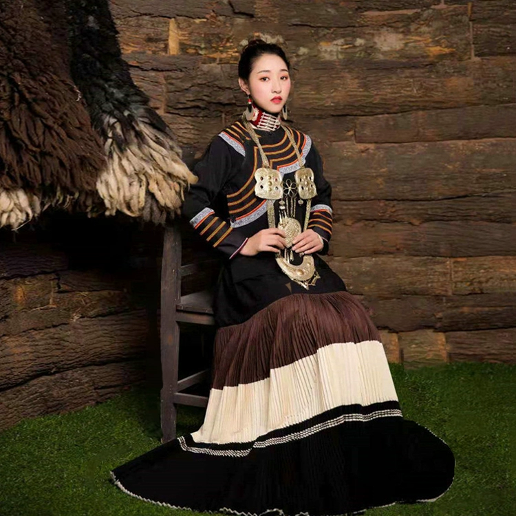 Vestido con chaqueta nuosu tradicional para mujer – moda Liangshan