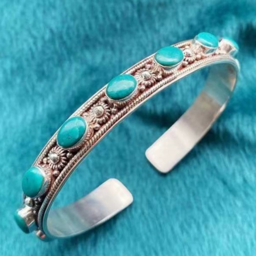 Pulsera tibetana abierta con piedras rojas y azules con relieve floral