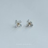 Pendientes de plata flor de cuatro pétalos artesanales