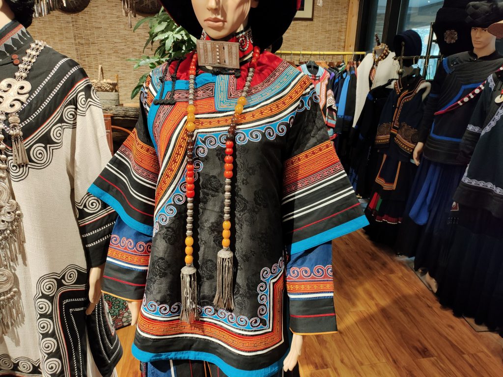 joyería tradicional yi nuosu