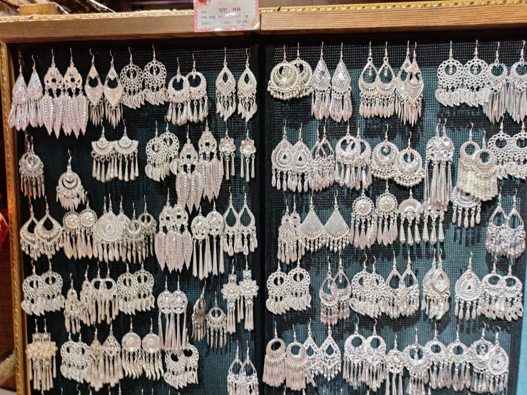 joyería pendientes tradicional yi nuosu