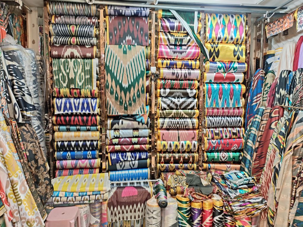 Tejidos atlas para confeccionar ropa, mercado de la seda en Urumqi