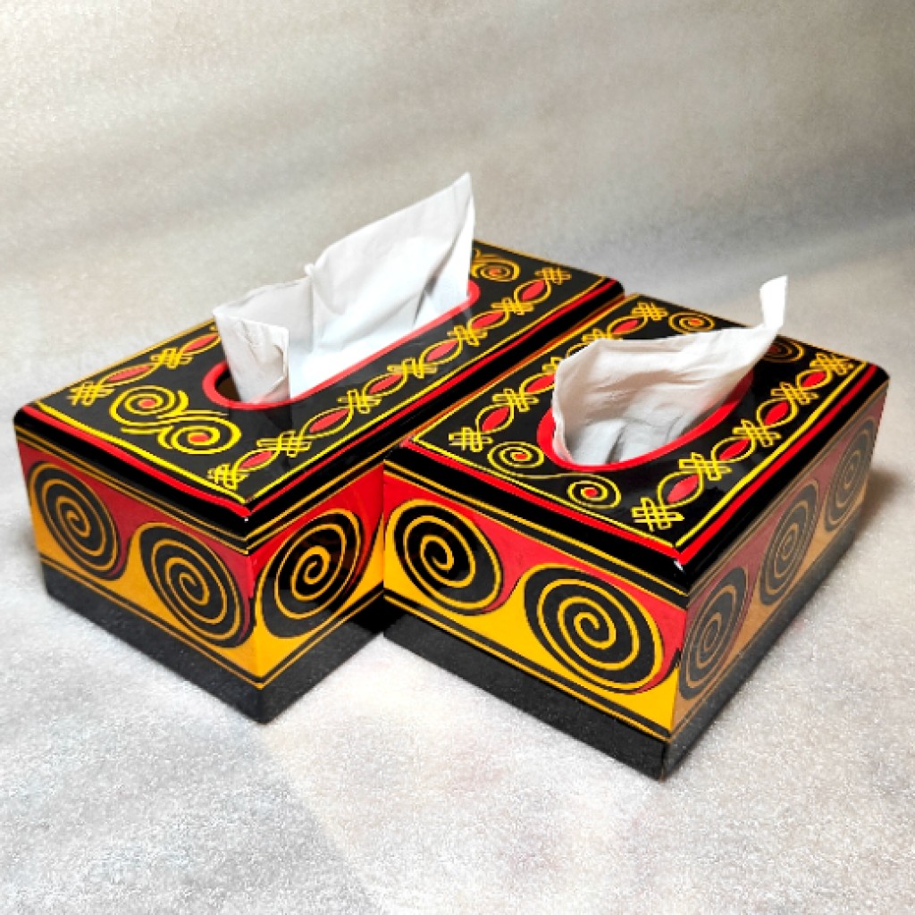 Servilletero de madera lacado con motivos nuosu – arte tradicional Servilletero de madera lacado con motivos nuosu – arte tradicional
