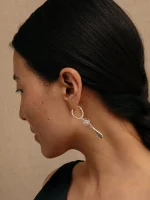 Pendientes tibetanos OM de plata y cristal blanco – equilibrio y pureza espiritual
