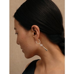 Pendientes tibetanos OM de plata y cristal blanco – equilibrio y pureza espiritual