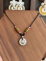 Colgante artesanal nuosu de plata y cuentas de colores – joya tradicional
