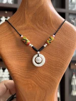 Colgante artesanal nuosu de plata y cuentas de colores joya tradicional