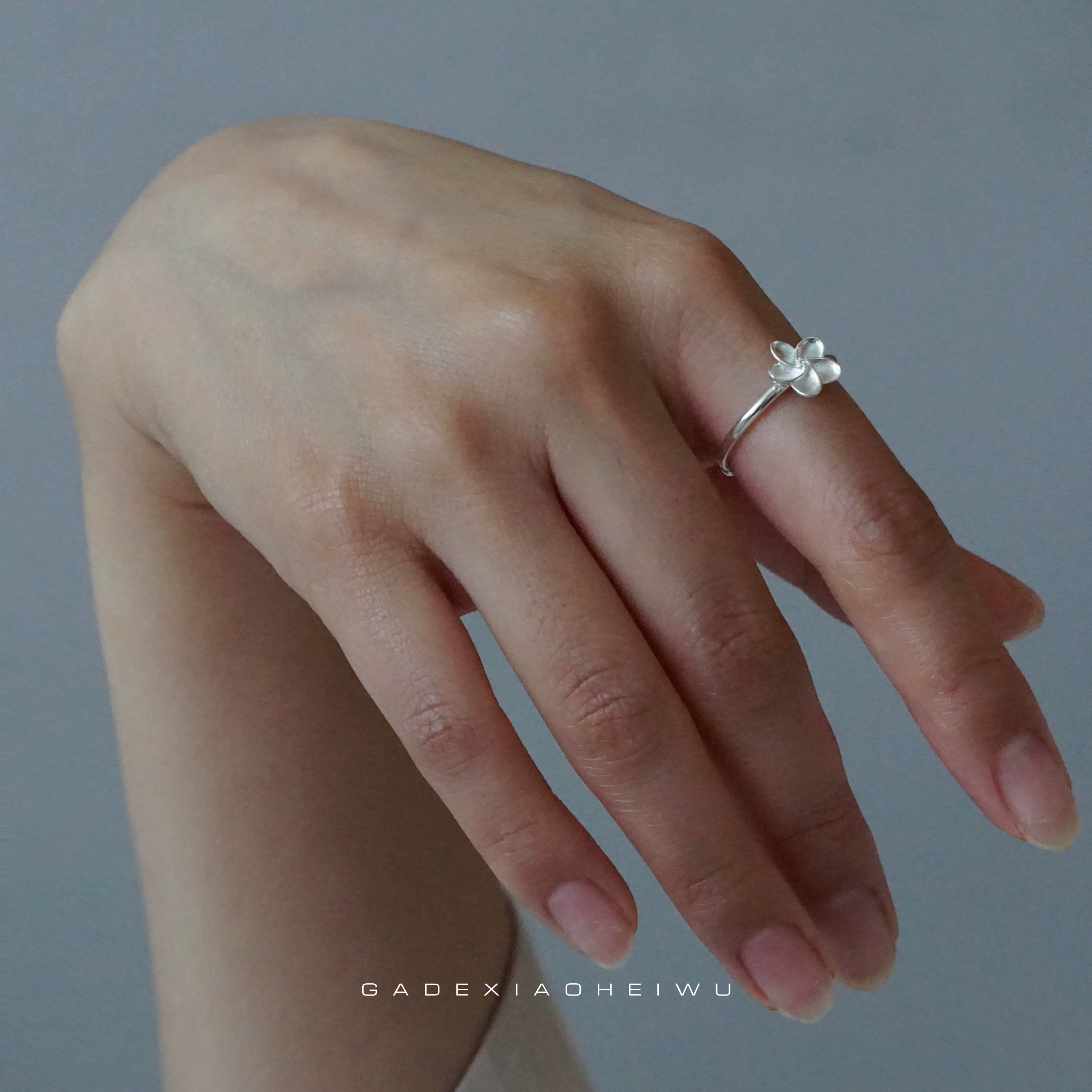 Anillo de plata con flor y zirconia – diseño ajustable artesanal
