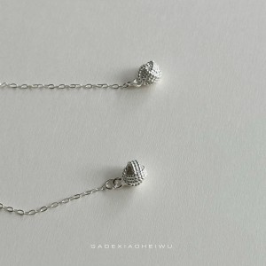 Pendientes de plata de bola con cadena fina minimalista