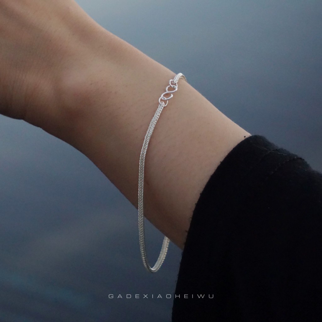 Pulsera de plata minimalista – diseño artesanal en plata Pulsera de plata minimalista – diseño artesanal en plata