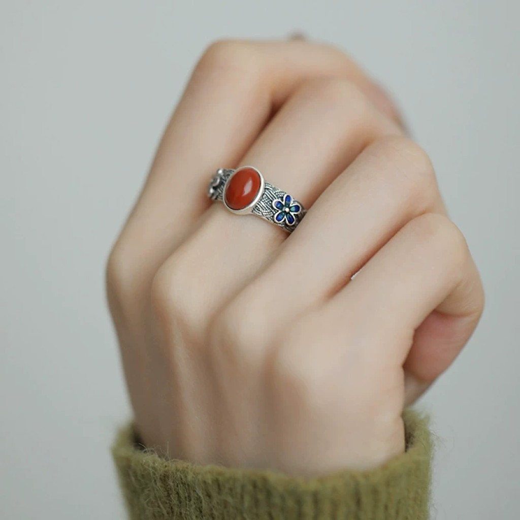 Anillo tibetano inspirado en coral rojo – flor esmaltada estilo antiguo Anillo tibetano inspirado en coral rojo – flor esmaltada estilo antiguo