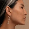 Pendientes tibetanos OM de plata y cristal blanco – equilibrio y pureza espiritual