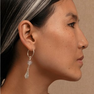 Pendientes tibetanos OM de plata y cristal blanco – equilibrio y pureza espiritual