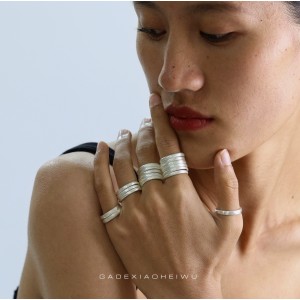 Anillo de plata artesanal con varios aros minimalista