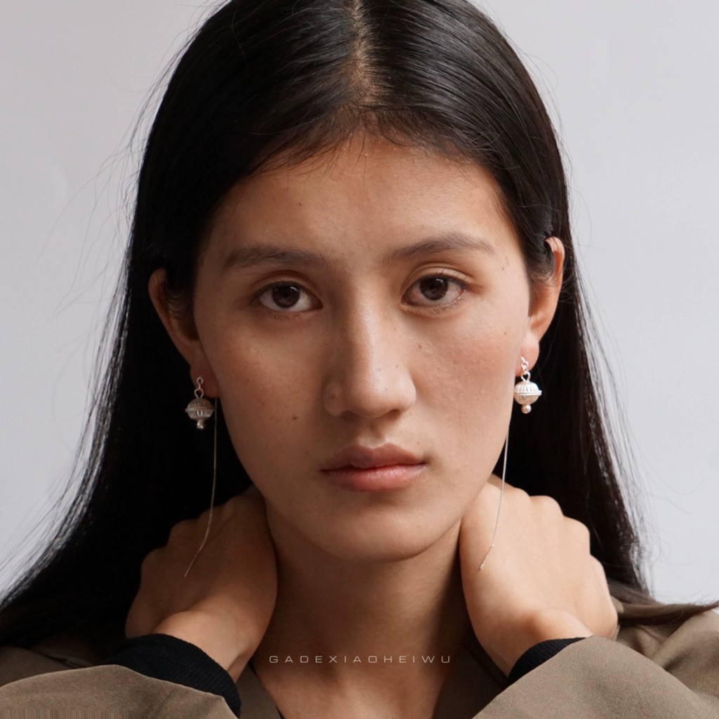 Pendientes de plata con esfera tejida y cadena alargada - joyería nuosu