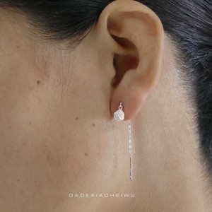 Pendientes de plata de bola con cadena fina minimalista