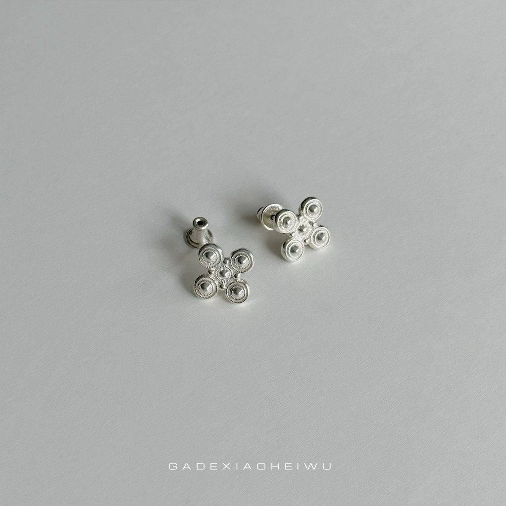 Pendientes de plata con flor con pétalos – diseño artesanal nuosu Pendientes de plata con flor con pétalos – diseño artesanal nuosu