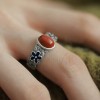 Anillo tibetano inspirado en coral rojo flor esmaltada estilo antiguo