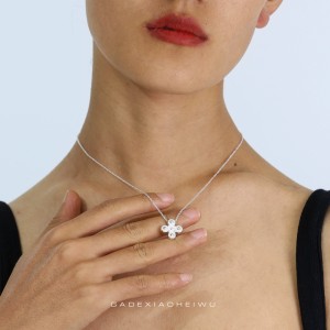 Collar de plata con flor de cuatro pétalos artesanal