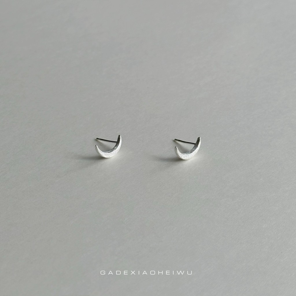 Pendientes de plata con luna – diseño artesanal minimalista