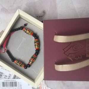 Pulsera pintada a mano de madera lacada – joya étnica nuosu