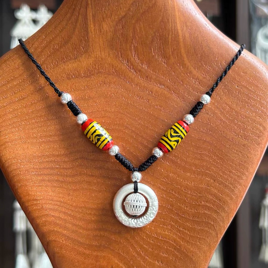 Colgante artesanal nuosu de plata y cuentas de colores – joya tradicional