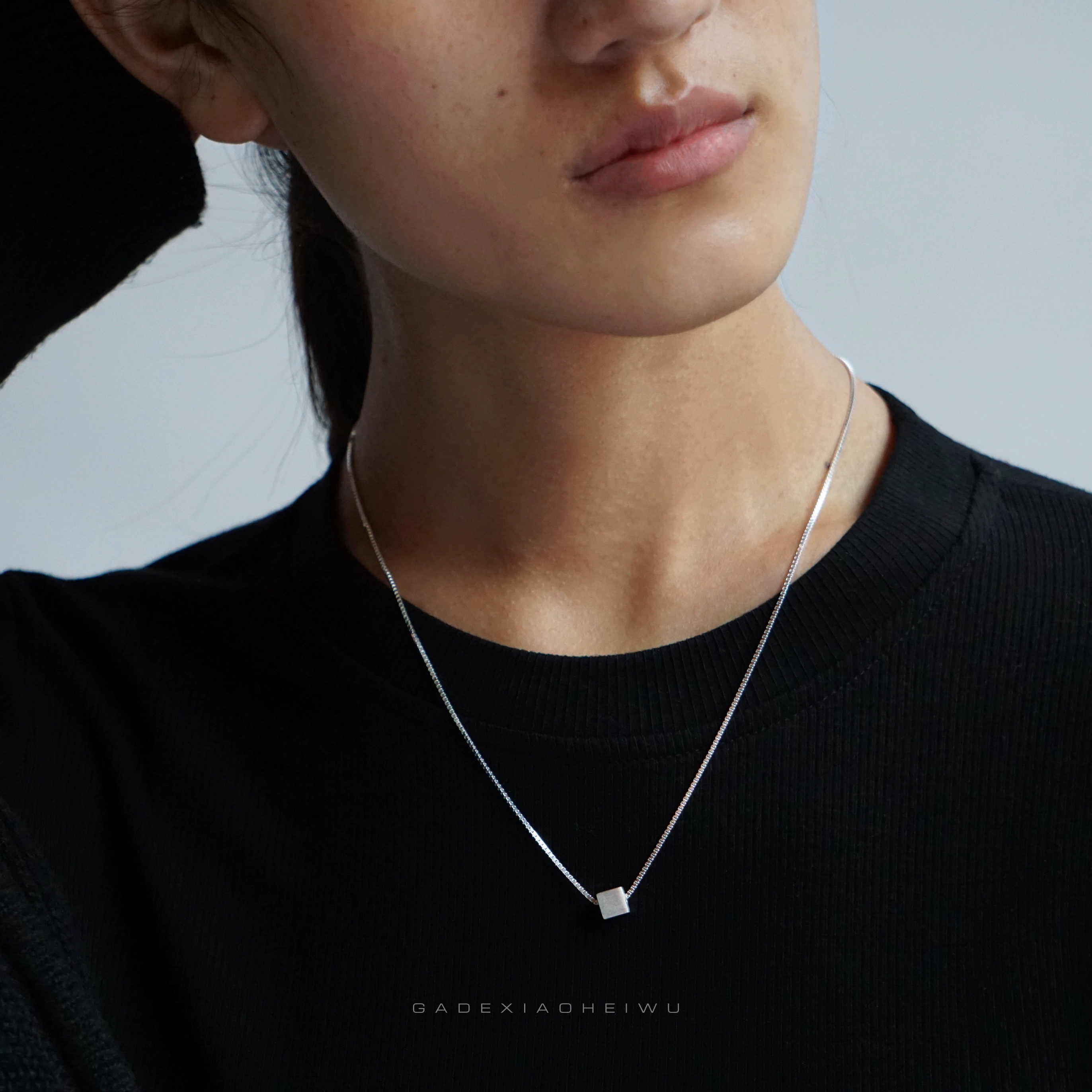 Collar de plata con dije cuadrado diseño minimalista