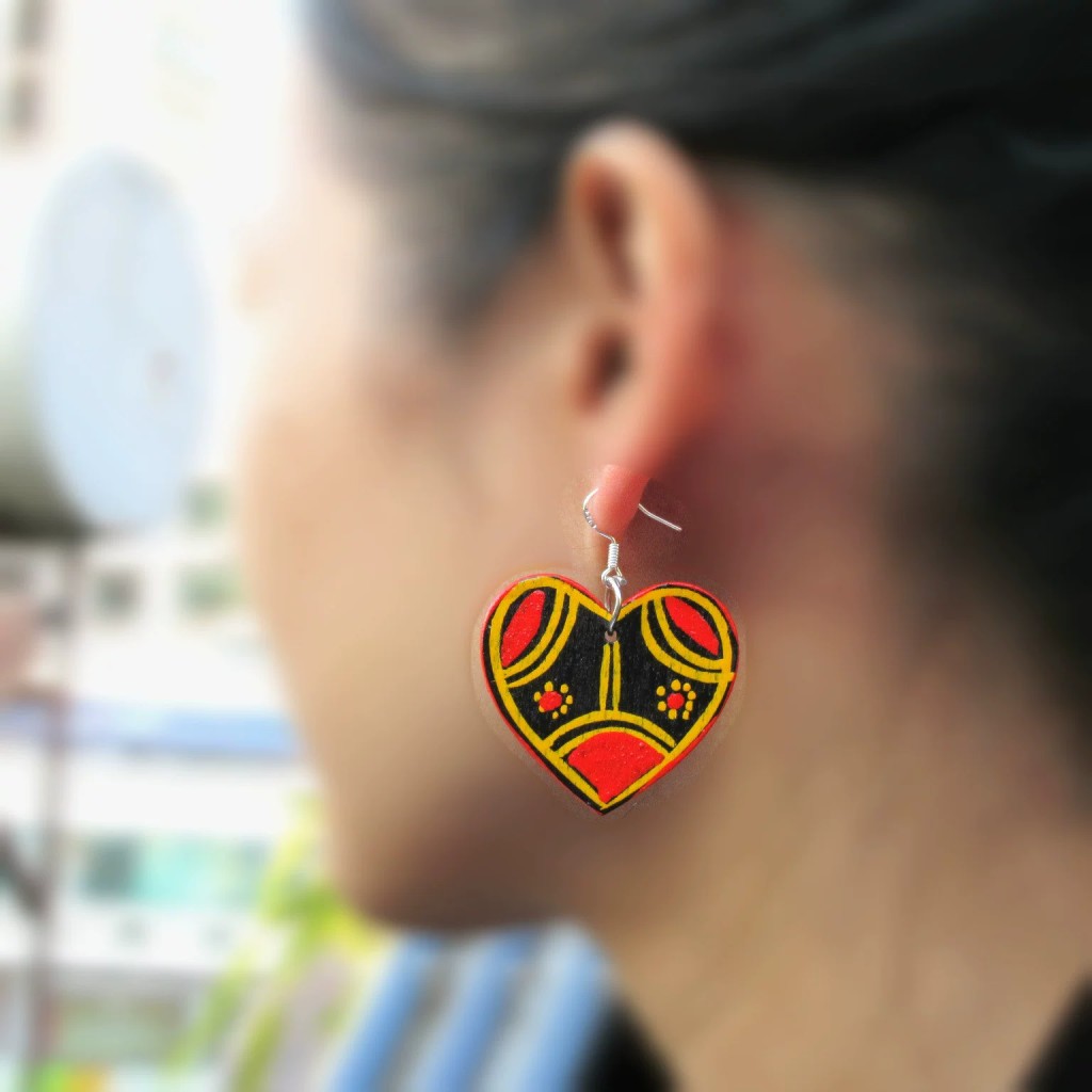 Pendientes pintados a mano de Liangshan joyas artesanales nuosu de madera lacada Yunnan Plaza