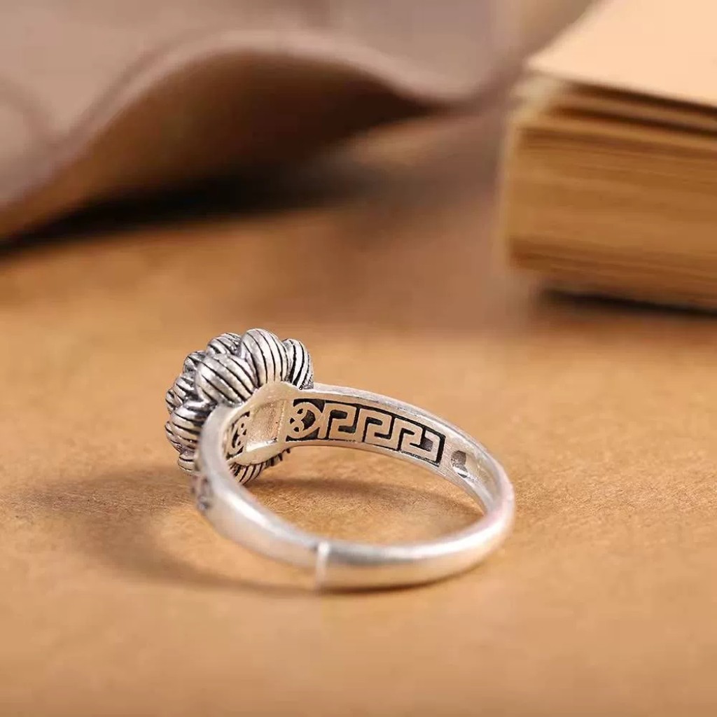 Anillo estilo tibetano ajustable con flor de loto y mantra grabado Tíbet Plaza 1