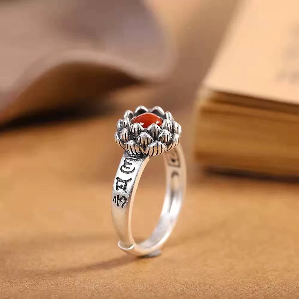Anillo estilo tibetano ajustable con flor de loto y mantra grabado