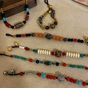 Pulsera estilo tibetano trenzada con piedras naturales y cuentas de bodhi