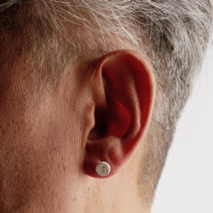 Pendientes tibetanos con letra ཨ de plata inspirado en escritura sagrada